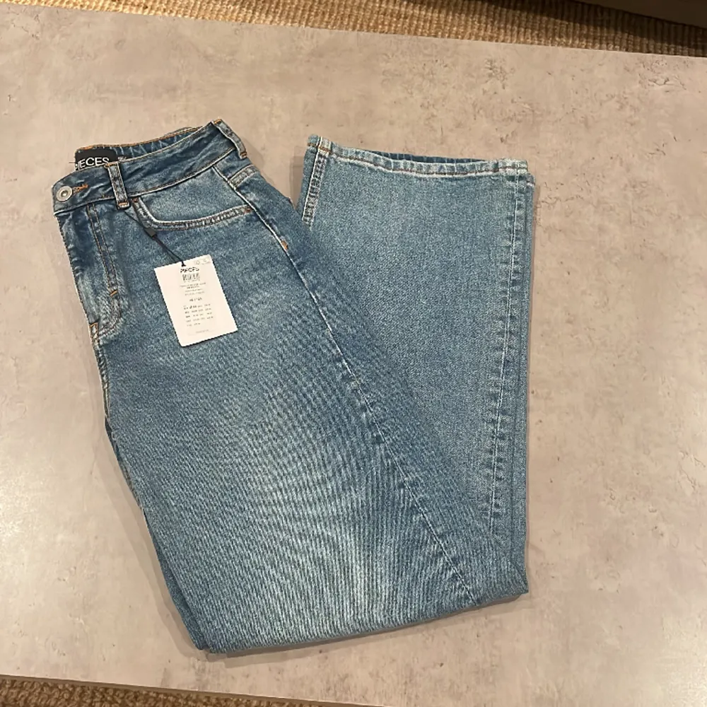 Helt oanvända jeans från Pieces i storlek W 28 L 30. Kontakta mig för mer info/ bilder.. Jeans & Byxor.