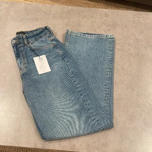Wide fit High waist jeans - Helt oanvända jeans från Pieces i storlek W 28 L 30. Kontakta mig för mer info/ bilder.