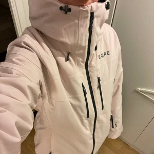 EQPE skidjacka dam - Ljusrosa skidjacka från EQPE i storlek XL dam. Knappt använd och väl omhändertagen utan defekter. Skicka för fler bilder🥰