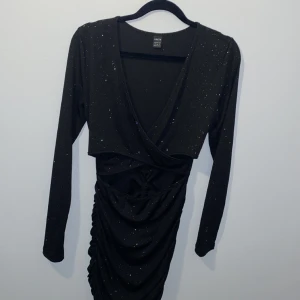 Kkänning - En oanvänd vacker fest klänning med scrunch på bakdelen