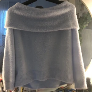 Off-shoulder tröja ifrån hm - Ljus blå Off shoulder-tröja ifrån hm i storleken M men passar till mig som har xs/s.   Det är samma tröja som jag har på en annons längre ner💗