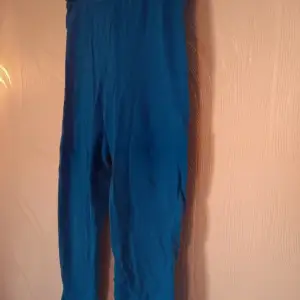 Mörkblå leggings i storleken 110/116