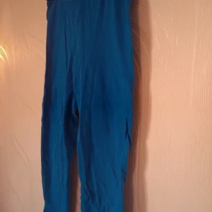 Blå leggings  - Mörkblå leggings i storleken 110/116