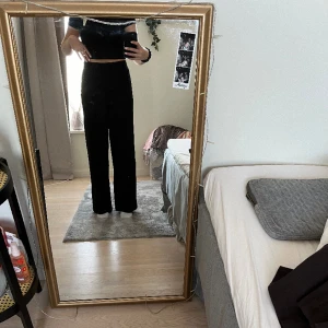 Svarta raka byxor - Sköna svarta raka byxor. Använda men i bra skick