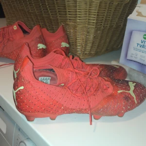 Puma future Z Elite fotbollsskor  - Säljer mitt andra par skor eftersom jag redan har 2 till och dessa kommer inte så mycket till användning längre. Kvalitet 8/10 och köpta för ca 2 900. Pris kan diskuteras 