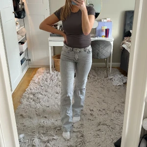 Grå jeans🩶 - Gråa jeans (mid waist). Storlek 26 längd 32