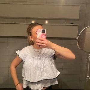 Volangblus zara - Supersöt volangblus från zara i ljusblå färg!!😍🥹har ett hål längst ner men är lätt att du ihop om det är så❤️