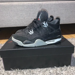 Jordan 4 black canvas (gs) - Säljer mina Jordan 4or pga att skorna är försmå. Skick 7/10. Försöker bara ge mig av med skorna så kontakta mig om ni är intresserade. Pris kan diskuteras