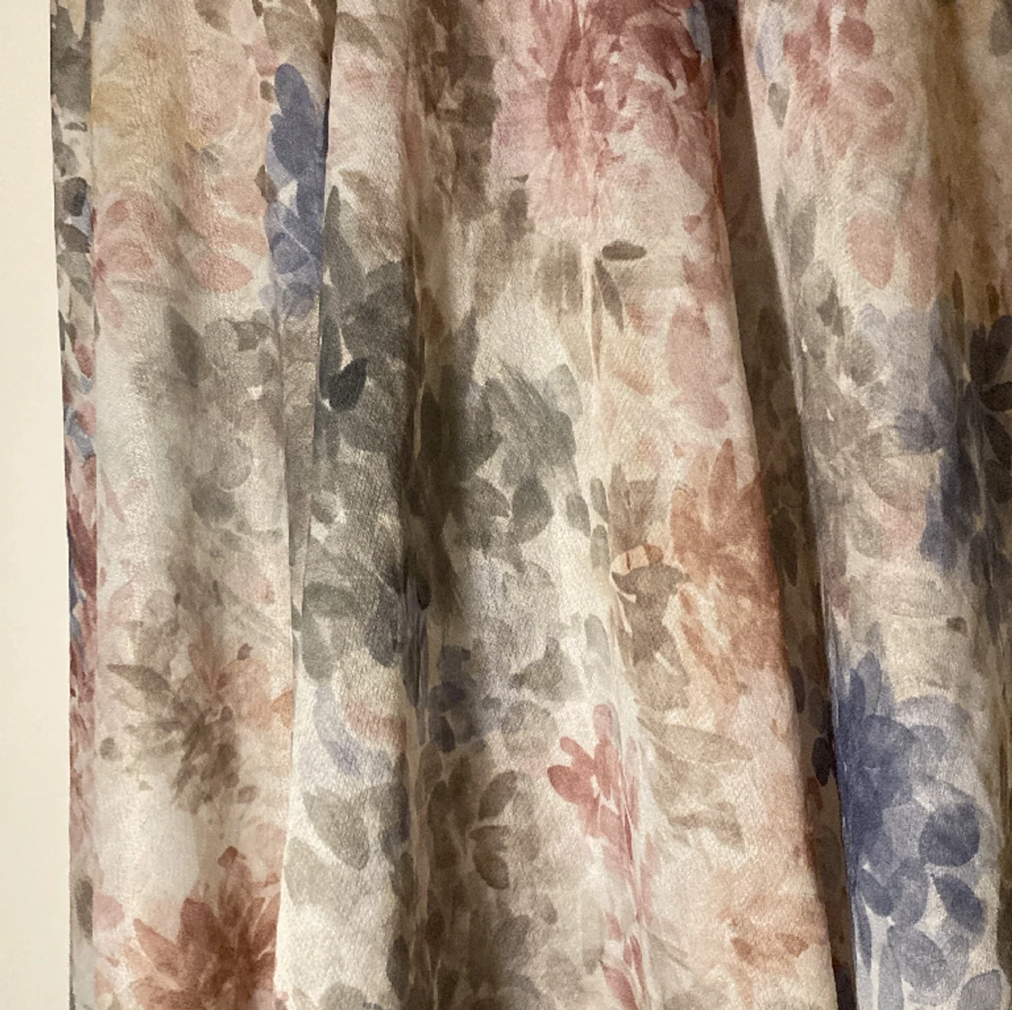 Blommig finklänning i äldre stil - 91