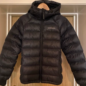 Peak performance tomic  - Svart Peak performance tomic jacka i storlek S. Jackan köptes 22 november 2023. Jackan är i nyskick och endast använd ett fåtal gånger.  