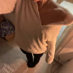 Mys tröja - Vit lurvig mys tröja. Kommer inte till användning längre men super varm och skön❤️