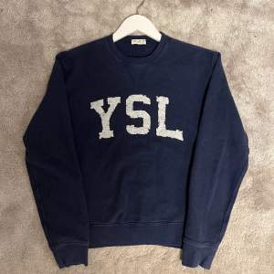Hej! Säljer denna sjukt feta Saint Laurent tröjan med den sjukt snygga loggan YSL. Den är i jätte fint skick. Storlek S men sitter mindre så passar XS. Passar både tjej och kille. Nypris 8000:-. Hör av er vid frågor eller funderingar💫🌟🙌