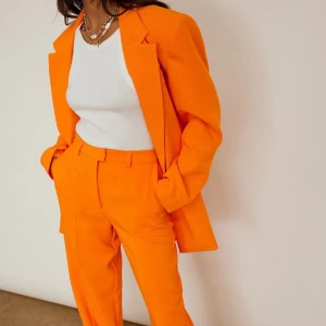 Kostymset eller del av set. Blazer / Kostymbyxor - Säljer mitt hela set från NA-KD. 750kr för hela setet, eller 400kr för bara blazer / bara byxorna. Strl 36 på båda delarna.  Produktnamn ”Återvunnen Sharp oversize kavaj” (nypris 899kr) och ”Återvunna kostymbyxor med raka ben” (nypris 599kr).