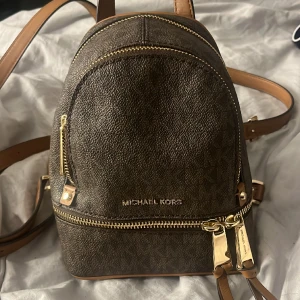  Michael kors väska - Mini Mikael kors väska! Nypris 3100kr! Andvänd fåtal gånger och är i nyskick, pris går att diskuteras, skriv privat för fler bilder! ( den är äkta)