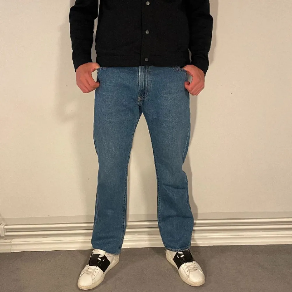 Tja, säljer dessa Levis jeans som är helt nya. Storlek W33 - L32, skick 10/10. Modellen är 184 cm lång. Nypris ligger på 1499kr. . Jeans & Byxor.