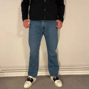 Tja, säljer dessa Levis jeans som är helt nya. Storlek W33 - L32, skick 10/10. Modellen är 184 cm lång. Nypris ligger på 1499kr. 