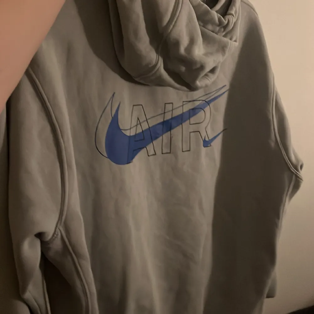 Fint Nike sätt i storlek M använd kanske 10-15 gånger så ändå använt men inga defekter , hör av er vid frågor. Hoodies.