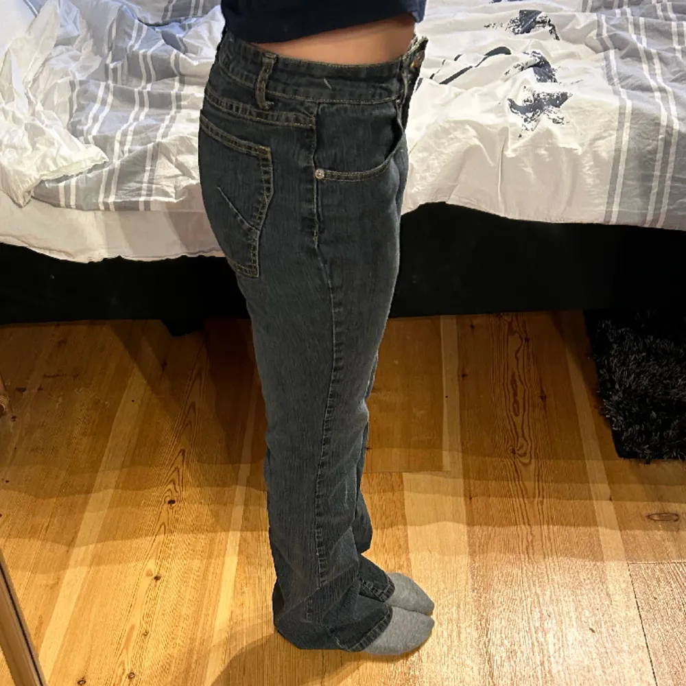 Snygga och coola lågmidjade jeans! Innerbenslängden är 76 cm och midjemåttet är 37 cm! Jag är 163 cm som referens. 💓 Hör av dig vid frågor eller fler bilder! Se profil för fler snygga jeans. Jeans & Byxor.