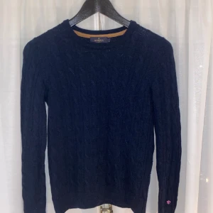 Morris tröja - Tja, säljer denna riktigt snygga Morris tröja. Den är i 100% merinoull. Storlek S men passar XS. Personen på bilden är 173 ungefär. Nypris =1699kr mitt pris 400kr. Om du har några frågar skriv privat. Mvh Teo