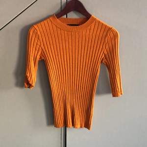 Världens snyggaste tröja i gul/orange färg som jag älskar men tyvärr säljer då den inte riktigt är mig stil längre.