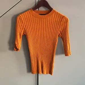 Världens snyggaste tröja i gul/orange färg som jag älskar men tyvärr säljer då den inte riktigt är mig stil längre.