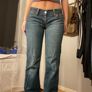 Lågmidjade Levis jeans  - Super snygga lågmidjade, modellen ”eve” står tyvär ingen storlek men skulle säga de passar xs/s och någon som är runt 1,65-1,67
