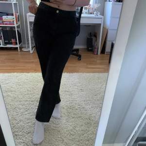 Raka jeans från Mango i nytt skick ✨ Jeansen ska vara längre, de är för korta för mig (164 cm) på bilden