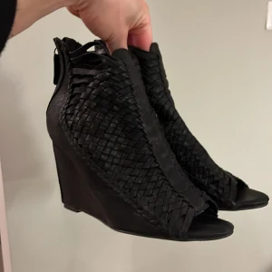 Sjukt snygga kilklackar från Zara - Sjukt snygga kilklacksskor i äkta skinn med remmar