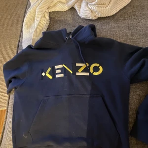 Kenzo hoodie  - Fint skick på den. Är en kort modell. Storlek medium. Nypris 3500kr