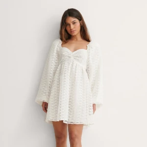 Studentklänning - Säljer min fina studentklänning som är använd i en dag, inga tecken på användning! 