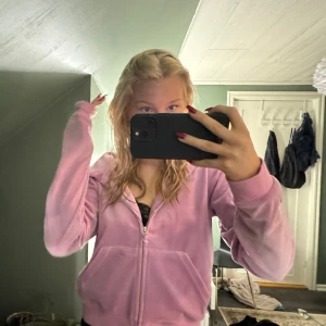 Juicy couture kofta!! - Säljer varan pågrund av att den inte riktigt var min stil Använd ungefär 3 gånger hemma som en myströja därför inga tydliga defekter. Storleken ör M men passar även XS (34) Och S (36)  Nypris: 1300kr Pris kan diskuteras! 💕