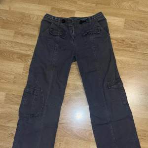 Low waist cargo pants från Brandy Melville   Storlek: xs  Färg: grå