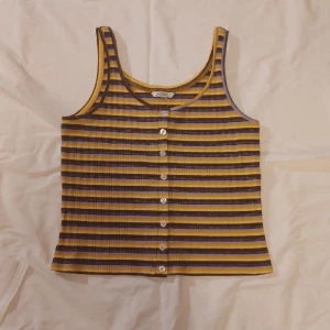 Randig Sommartopp - Randig sommartopp, ribbad och stretchig 💕 Köpt secondhand men är i fint skick 💞