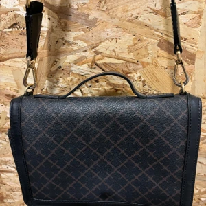 Axelremsväska By Malene Birger - Modell Loenna Färg Dark Chocolate Använd men i gott skick Rök- och djurfritt hem 