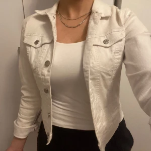 Vit jeansjacka - Vit jeansjacka från vero moda som sitter perfekt, storlek S