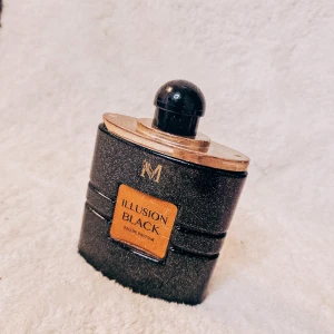 Liknande Yves Saint Laurent Black Opium parfym - Parfym liknande Black Opium (dupe) Stor flaska 100ml. Bara lite taget. Lite små slitage på flaskan då den varit i förråd, men inget som påverkar funktionen; se foto  Använd gärna köp-knappen 💖💖 & följ min profil för fler nyheter! 🥰