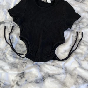 Basic T-shirt  - Fin basic T-shirt från HM. Inte använd mkt och i fint skick. Säljes då den inte kommer till användning längre! 60kr+frakt💕