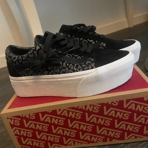 Vans old school stackform || oanvända - Köpta från Zalando under höst/vintern 2023, pris på Zalando runt 820kr & pris på vans egna sida runt 1000kr! Helt oanvända, endast provade 1-2 gånger inomhus! ✨ vi kan komma överens om ett pris som passar båda vid intresse!!  köpare står för frakt! 