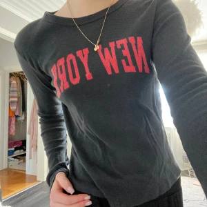 Brandy tröja - Säljer min brandy Melville tröja då den aldrig används❤️ använd 1 gång! Skriv till mig innan du köper plagget!!!