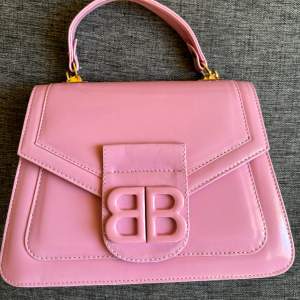Balenciaga väska rosa, lång sling medföljer, fint skick, kopia