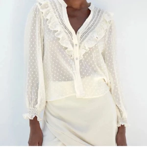 vit zara blus - säljer denna eftertraktade blusen från zara då den inte kommer till användning. Använd 2 gånger och inga defekter. Första bilden lånad, skriv för fler bilder!