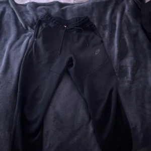 Nike tech byxor - Jag säljer mina svarta nike tech byxor då de har blivit för små. De är i bra skick och i storlek XS. Fraktar snabbt. Pris kan diskuteras vid snabb affär!
