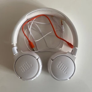 JBL hörlurar - JBL hörlurar. Fungerar som dom ska men har en missfärgning på ena insidan men inget som syns när man har dom på sig.