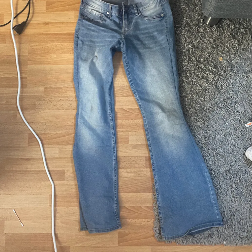 Jeans från hm Storlek 38 men jag har sytt in dom så dom passar nu 34/36. Jeans & Byxor.