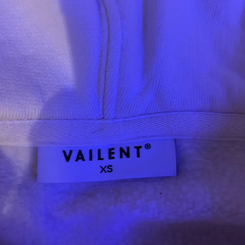 Säljer en Vailent hoodie köpt på carlings för 699 mitt pris 300kr! Jag rensar garderoben och den är lite skrynklig kan stryka den innan den skickas! Hör av er! Den är knappt använd!. Tröjor & Koftor.