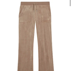 beige juicy couture byxor - snygga juicy couture byxor i bra skick . skriv om ni vill ha fler bilder-pris kan diskuteras  