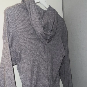 Stickad hoodie - Jättefin stickad hoodie. Finns även matchande byxor lite längre upp på min profil och man kan köpa dom tillsammans för ett billigare pris, knytning längst ner på tröja🤍