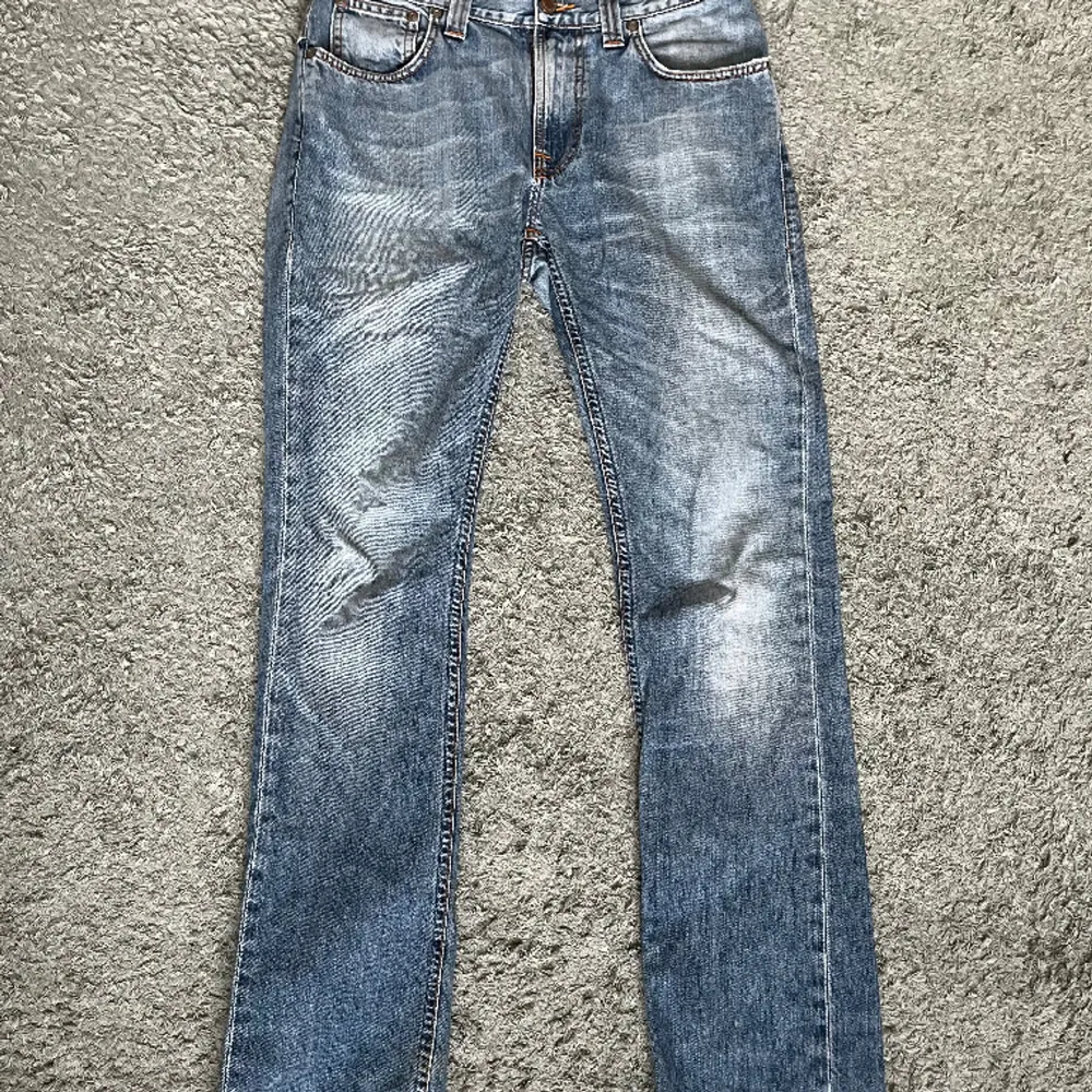 Säljer ett par riktigt snygga Nudie jeans i använt skick. De är i storlek 30/32 och är i regular/slim passform.  . Jeans & Byxor.