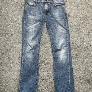 Säljer ett par riktigt snygga Nudie jeans i använt skick. De är i storlek 30/32 och är i regular/slim passform.  