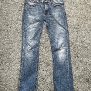 Nudie Jeans  - Säljer ett par riktigt snygga Nudie jeans i använt skick. De är i storlek 30/32 och är i regular/slim passform.  